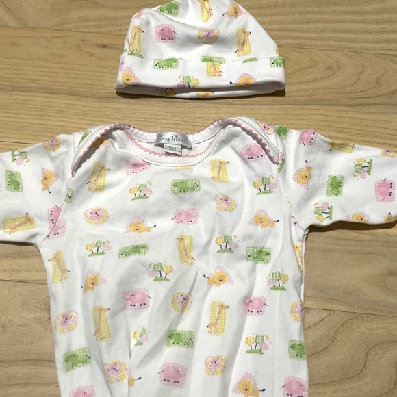 Kissy Kissy Jungle Safari Baby Girl’s Knotted Sleep Sack Gown & Matching Hat - Picture 3 of 5